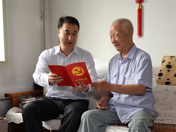 董志毅看望慰问老战士老同志