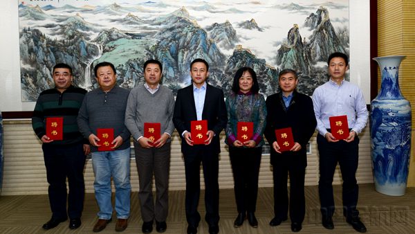 民航局飞标司主要负责人向委员们颁发聘书 陆二佳摄.jpg 民航局飞标司主要负责人向委员们颁发聘书 陆二佳摄.jpg