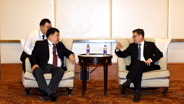 王志清会见了蒙古国民航局局长宾巴苏伦。张哈斯巴根摄.jpg 王志清会见了蒙古国民航局局长宾巴苏伦。张哈斯巴根摄.jpg