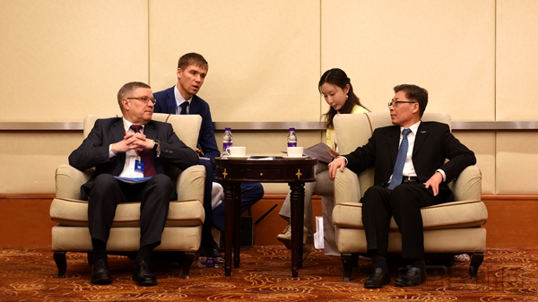 王志清会见俄罗斯联邦航空署副署长米哈伊·布拉诺夫。 张哈斯巴根摄.jpg 王志清会见俄罗斯联邦航空署副署长米哈伊·布拉诺夫。 张哈斯巴根摄.jpg