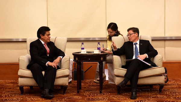 王志清会见印尼民航局局长阿古斯·桑托索。张哈斯巴根摄.jpg 王志清会见印尼民航局局长阿古斯·桑托索。张哈斯巴根摄.jpg
