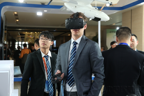 参会人员在体验无人机VR技术。.jpg