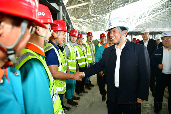 冯正霖与建设者亲切握手.jpg 冯正霖与建设者亲切握手.jpg