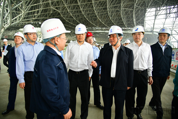 冯正霖现场听取工程进展情况汇报.jpg 冯正霖现场听取工程进展情况汇报.jpg