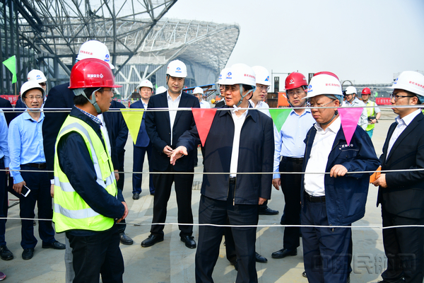 冯正霖视察北京新机场建设 看望慰问施工一线