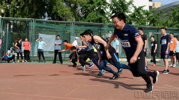 百米赛跑起跑瞬间.jpg