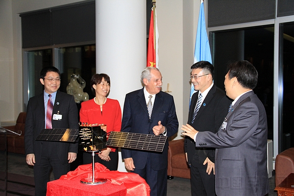 中国向国际民航组织捐赠北斗导航卫星模型。.jpg
