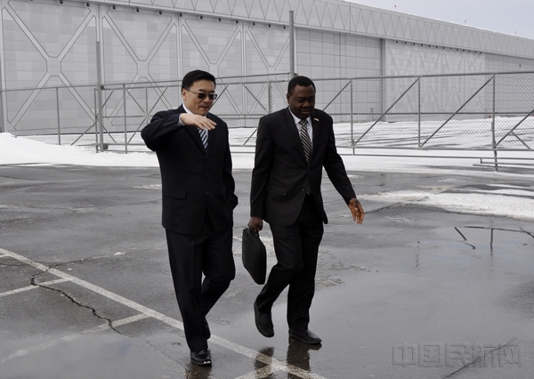 马涛与国际民航组织理事会主席伯纳德·阿留在交流看法。.jpg 马涛与国际民航组织理事会主席伯纳德·阿留在交流看法。.jpg