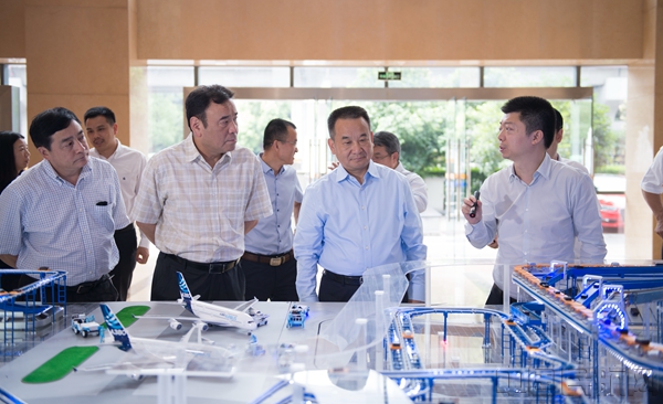 吕尔学调研民航二所研发的机场行李自动处理系统 唐涛涛摄_副本.jpg 吕尔学调研民航二所研发的机场行李自动处理系统 唐涛涛摄_副本.jpg