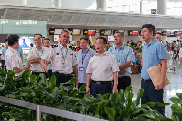 吕尔学在安检入口听取杭州机场人脸识别等新技术运用情况。谭申捷摄.jpg