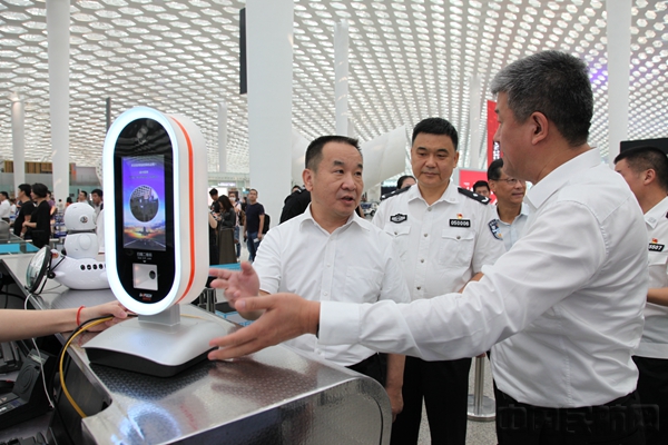 吕尔学参观空防安全新技术。张丰蘩摄_副本.jpg
