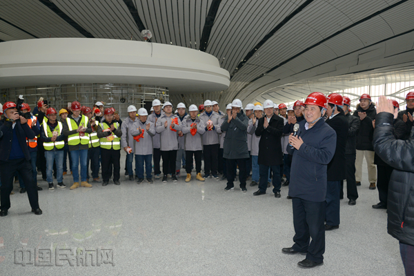 10向新机场建设者拜年.jpg
