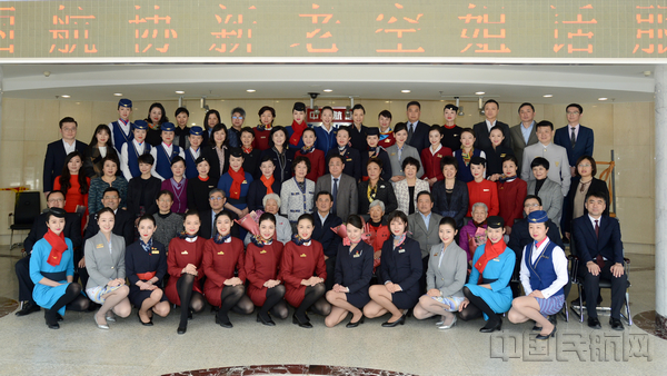 参加座谈会的代表合影.jpg 参加座谈会的代表合影.jpg