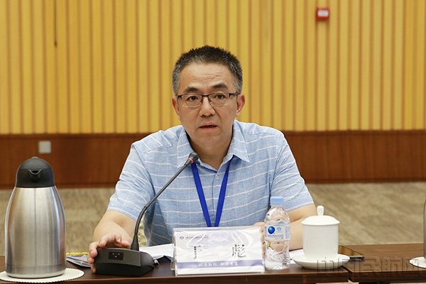 图:于彪主持会议并且作总结讲话 摄影:王羽娟_副本.jpg 图:于彪主持会议并且作总结讲话 摄影:王羽娟_副本.jpg
