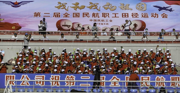 运动会的主席台和观众方阵.jpg 运动会的主席台和观众方阵.jpg