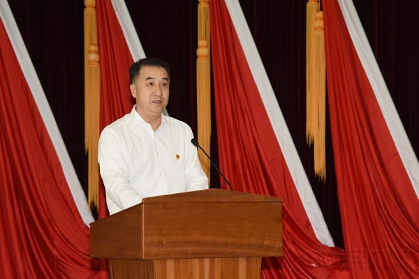 党组成员、副局长董志毅主持报告会。张哈斯巴根摄.jpg 党组成员、副局长董志毅主持报告会。张哈斯巴根摄.jpg