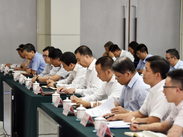 相关领导在主会场聆听党课报告会。张哈斯巴根摄.jpg 相关领导在主会场聆听党课报告会。张哈斯巴根摄.jpg