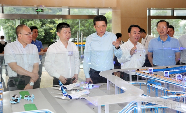 崔晓峰在民航二所机场行李自动分拣系统模型前听取民航二所所长罗晓做项目介绍。罗瑶摄.jpg 崔晓峰在民航二所机场行李自动分拣系统模型前听取民航二所所长罗晓做项目介绍。罗瑶摄.jpg