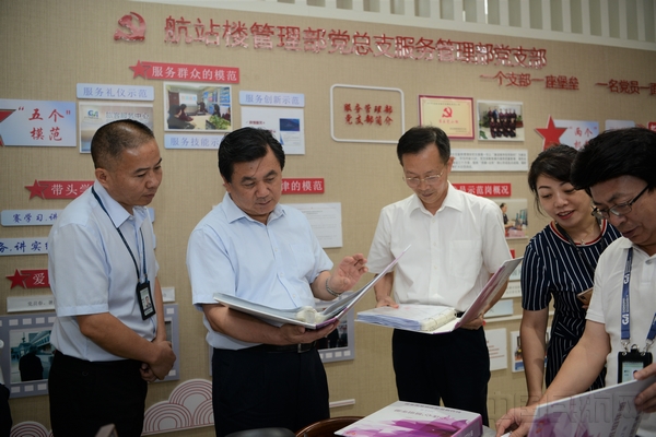 冯正霖观摩江北机场地服“心连心”班组建设材料(陆二佳摄).jpg 冯正霖观摩江北机场地服“心连心”班组建设材料(陆二佳摄).jpg