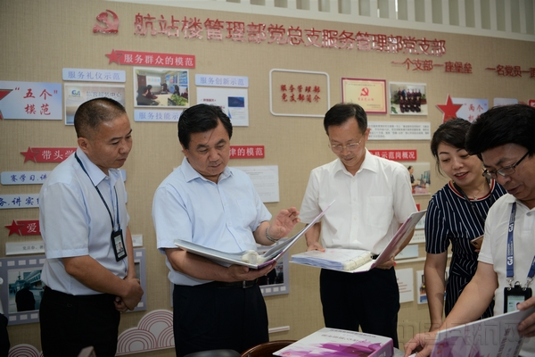 冯正霖观摩江北机场地服“心连心”班组建设材料（陆二佳摄）.jpg