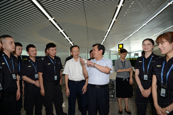 冯正霖与江北机场安检“木兰”班组深入交流(陆二佳摄).jpg 冯正霖与江北机场安检“木兰”班组深入交流(陆二佳摄).jpg