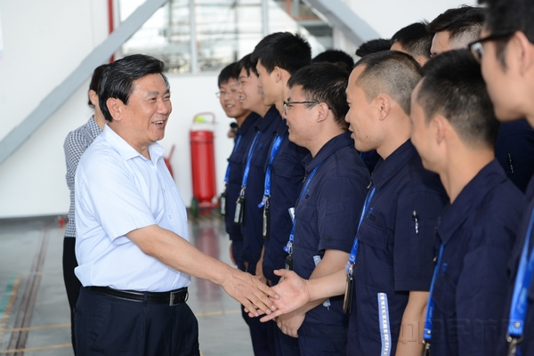 冯正霖慰问华夏航空一线班组(陆二佳摄).jpg 冯正霖慰问华夏航空一线班组(陆二佳摄).jpg