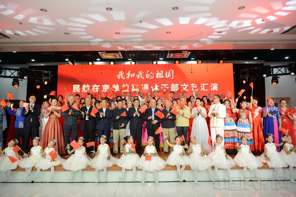 冯正霖、吕尔学,民航局老领导与参加演出的演员们合影 陆二佳摄.jpg 冯正霖、吕尔学,民航局老领导与参加演出的演员们合影 陆二佳摄.jpg