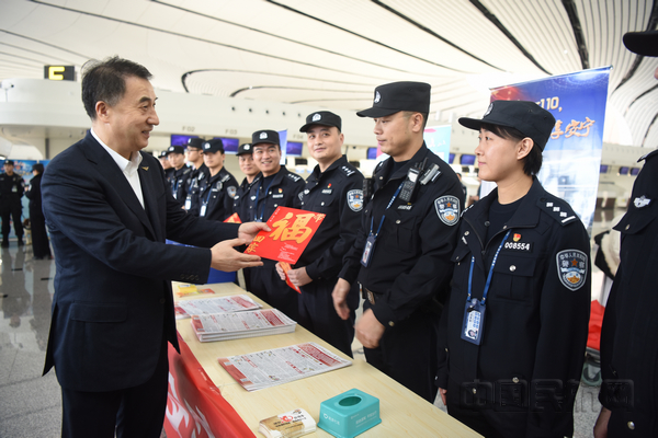 nEO_IMG_董志毅在大兴机场航站楼为安保职工发放春联和对联。.jpg nEO_IMG_董志毅在大兴机场航站楼为安保职工发放春联和对联。.jpg