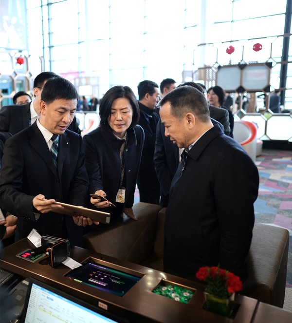 吕尔学现场了解东航与虹桥机场的RFID行李追踪试点情况-通讯员王之傲摄.jpg 吕尔学现场了解东航与虹桥机场的RFID行李追踪试点情况-通讯员王之傲摄.jpg