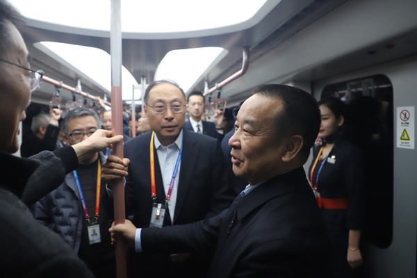 吕尔学实地查看浦东机场捷运列车春运保障运行-钱擘摄.jpg 吕尔学实地查看浦东机场捷运列车春运保障运行-钱擘摄.jpg