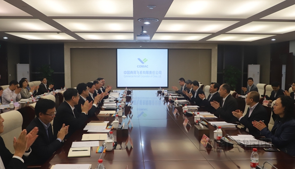 冯正霖与中国商飞领导座谈-2-钱擘摄_副本.jpg