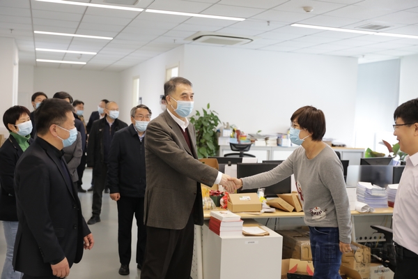 nEO_IMG_董志毅亲切慰问清算中心干部职工。.jpg nEO_IMG_董志毅亲切慰问清算中心干部职工。.jpg