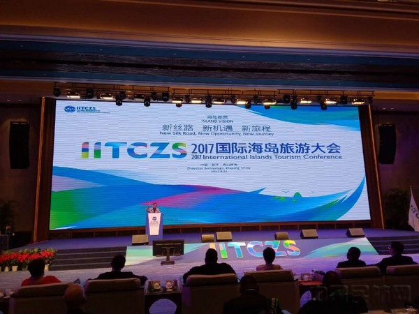 《中国民航报》、中国民航网 记者徐业刚 报道:9月22日,2017国际海岛旅游大会在浙江舟山开幕,世界海岛国家和地区在此共襄盛会,共话海洋海岛旅游未来。 国际旅游组织代表、美国、希腊、菲律宾等世界主要海岛、一带一路沿线国家和地区等共45个国家、地区和国际组织的1300余名嘉宾参会,其中澳大利亚为主宾国,境外参会嘉宾的规模和规格均超过以往两届。 国家旅游局副局长杜江说,21世纪是海洋时代。目前,海岛旅游发展迅速,一些海岛地区已经成为世界旅游重要目的地。但就世界各国海岛旅游发展现状而言,西方发达国家地区和