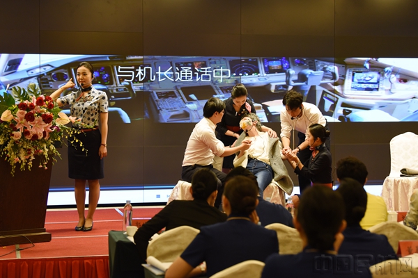 东航凌燕乘务组以小品形式还原机上急救。_副本.jpg