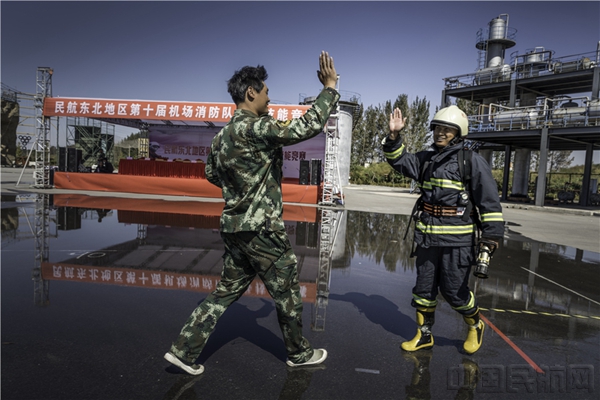 9.大连机场参赛队员刚刚完美的完成比赛,领队冲过来和他庆祝_副本.jpg