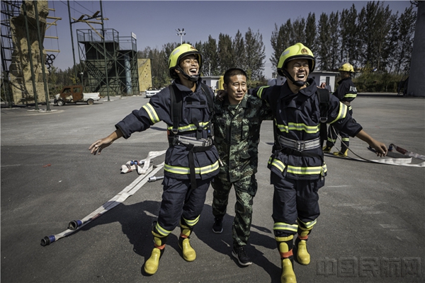 14.营口机场队员两人配合默契,动作完美,赛后和领队一同庆祝_副本.jpg