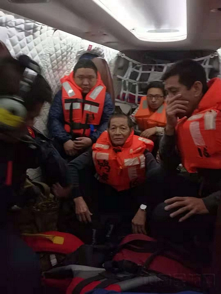 救上直升机2.jpg 救上直升机2.jpg