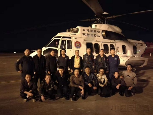 机组人员与获救人员合影.jpg 机组人员与获救人员合影.jpg