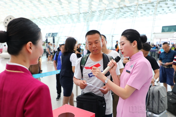 通过互动问答等活动形式让旅客零距离感受民航安全文化.jpg 通过互动问答等活动形式让旅客零距离感受民航安全文化.jpg