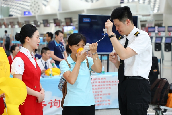 旅客现场体验氧气面罩等机上应急设备使用.jpg 旅客现场体验氧气面罩等机上应急设备使用.jpg
