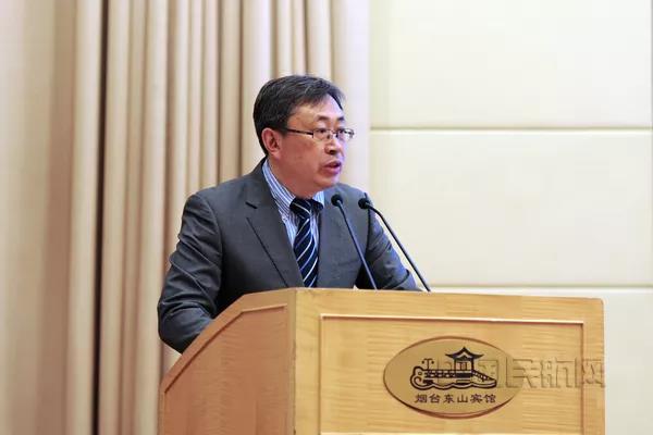 大会由烟台国际机场副总经理吴红光主持.jpg