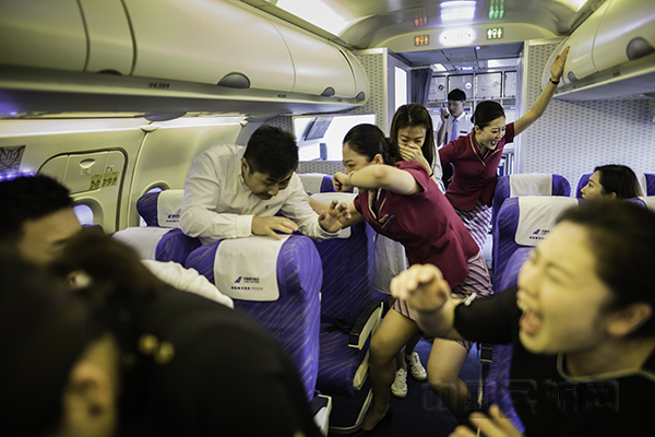 南航乘务员指导旅客撤离1.jpg