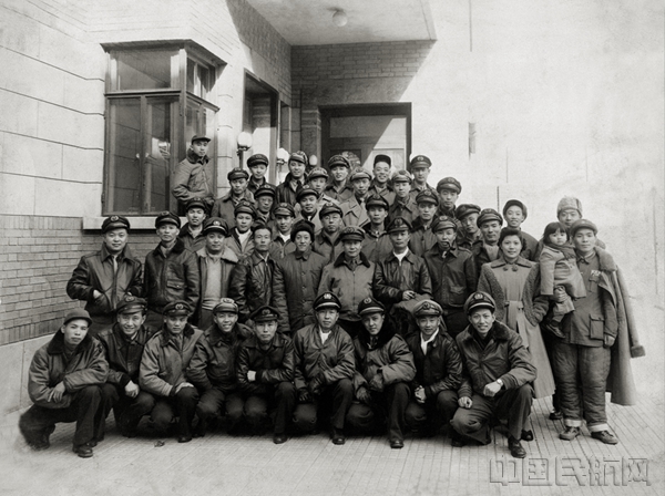 1949年11月9日,原中国航空公司总经理刘敬宜、中央航空公司总经理陈卓林带领两公司员工在香港宣布起义,投向祖国怀抱,史称“两航”起义。图为1949年11月9日,抵达天津的“两航”起义北飞人员合影。