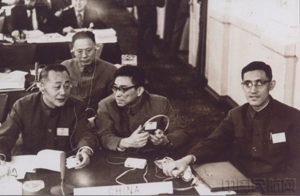 1974年9月24日至10月15日,中国政府代表团出席在加拿大蒙特利尔举行的国际民航组织第21届大会。这是中国政府代表团第一次参加国际民航组织大会。会上,中国当选为理事国。图为中国代表团在大会现场。