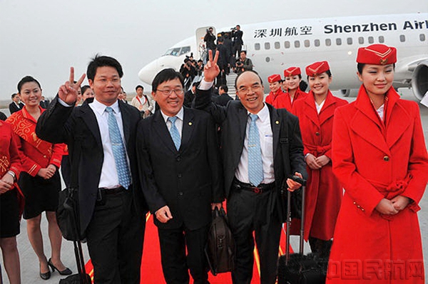 2008年,海峡两岸实现包机常态化。图为2008年12月15日,深圳航空股份有限公司ZH9095航班从深圳机场起飞,成为首个两岸直接“三通”飞往台湾的大陆航班。