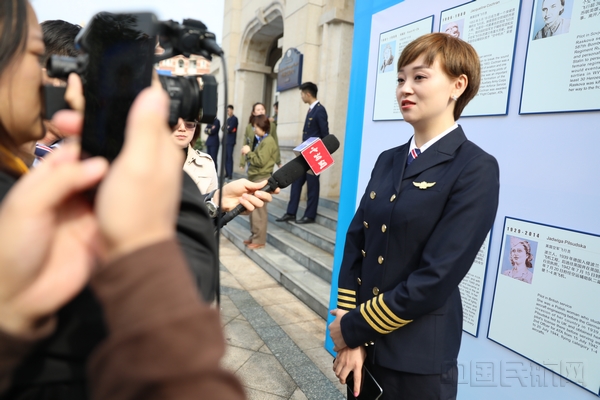 10.成都女飞行员代表梁芳说,蓝天上不应该只有男飞行员,我们女飞也照样能做到做好,也可以让蓝天变得更加美丽.jpg 10.成都女飞行员代表梁芳说,蓝天上不应该只有男飞行员,我们女飞也照样能做到做好,也可以让蓝天变得更加美丽.jpg