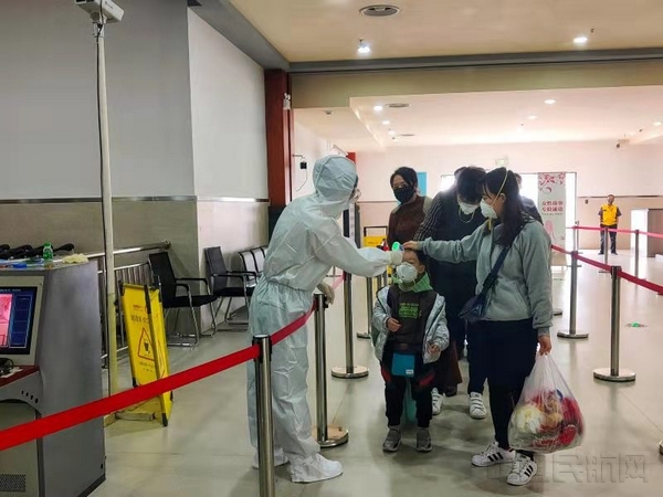 三亚机场实行旅客测温全覆盖.jpg 三亚机场实行旅客测温全覆盖.jpg