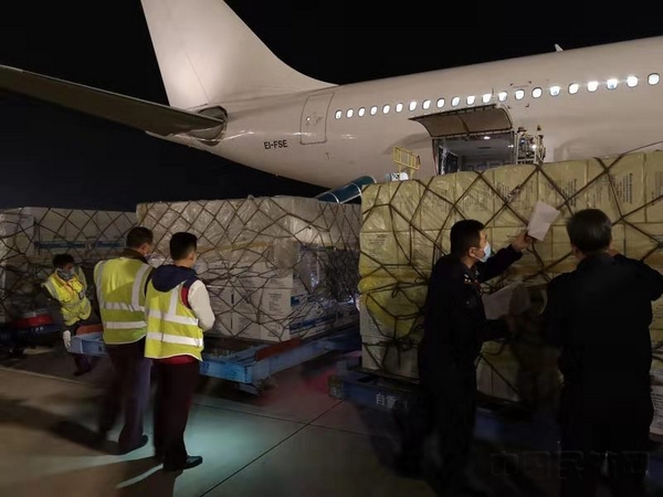 三亚机场通宵保障疫情防控物资运输.jpg 三亚机场通宵保障疫情防控物资运输.jpg