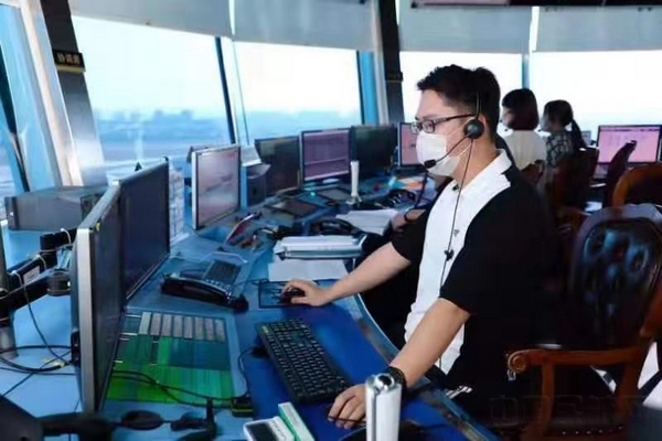 三亚空管为运送防控物资航班开通空中绿色通道.jpg 三亚空管为运送防控物资航班开通空中绿色通道.jpg