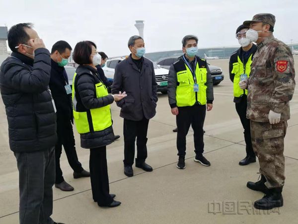 2月13日,保障援汉解放军医疗队航班_副本.jpg 2月13日,保障援汉解放军医疗队航班_副本.jpg